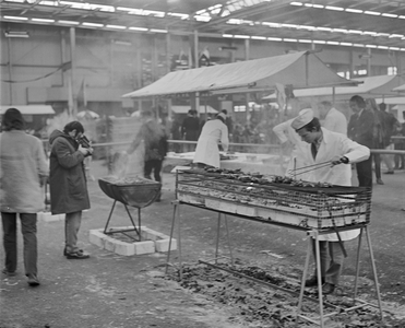 855124 Afbeelding van een grote barbecue op de 'Arabische Feesten', in de veemarkthallen (Sartreweg) te Utrecht.